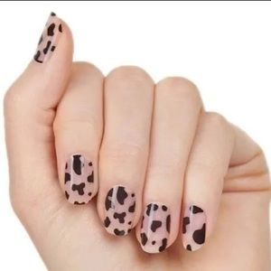 🌸Sale:3/$30🌸 Color Street Nail Strips. Shade: In a moo-d. New in plastic.